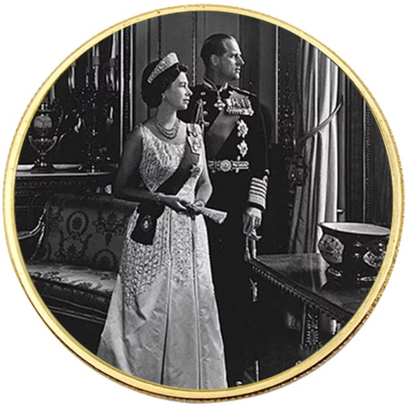 Queen Elizabeth II coin and pin - Picture 11 of 11